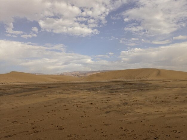 Paisaje desértico de verano en un cálido día soleado desde las dunas de Maspalomas en la isla española de Gran Canaria