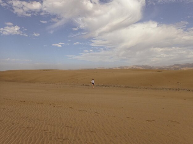 Paisaje desértico de verano en un cálido día soleado desde las dunas de Maspalomas en la isla española de Gran Canaria