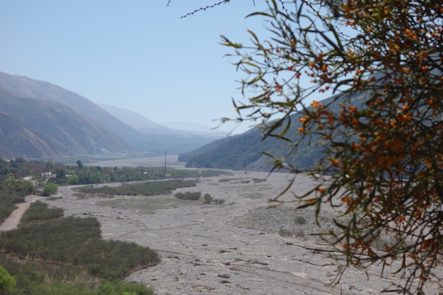 Paisaje desértico y zona montañosa con lecho de río seco