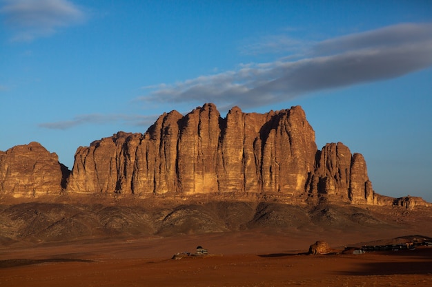 Paisaje del desierto de Wadi Rum en Jordania. Concepto de viaje