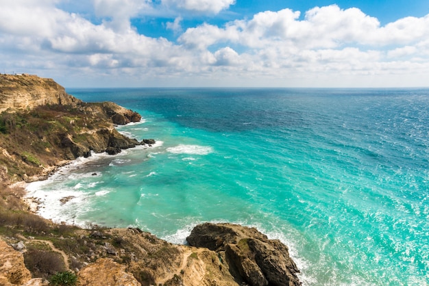 Paisaje de día de verano con el mar y las montañas.