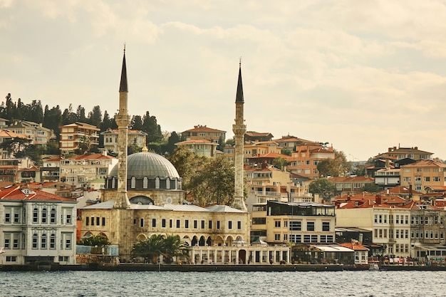 Foto paisaje del distrito de eminonu en la ciudad de estambul en turquía con la mezquita nueva y hagia sophia