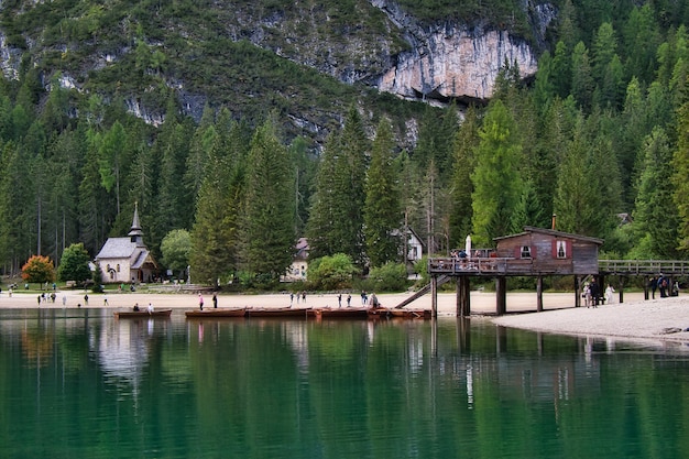 Paisaje de dolomitesm, italia lago di braies.