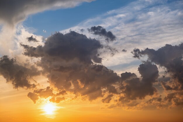 Paisaje dramático al atardecer cambiante con nubes hinchadas