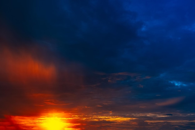 Foto paisaje dramático natural de hermoso y colorido atardecer o amanecer oscuro