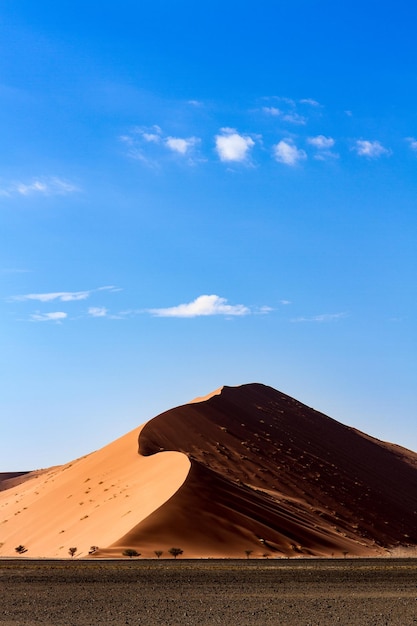 Foto paisaje y duna de arena contra el cielo azul