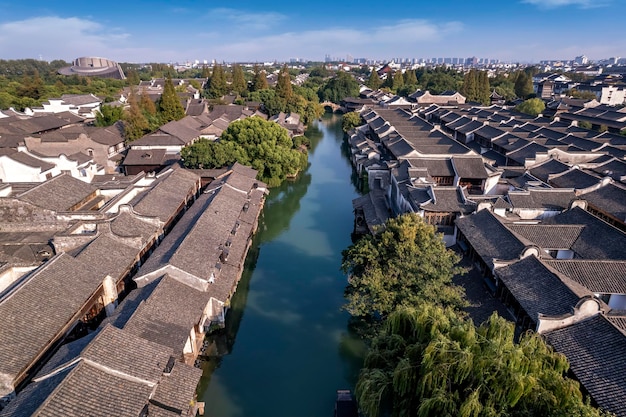 Paisaje de edificios antiguos a ambos lados del río en Wuzhen China