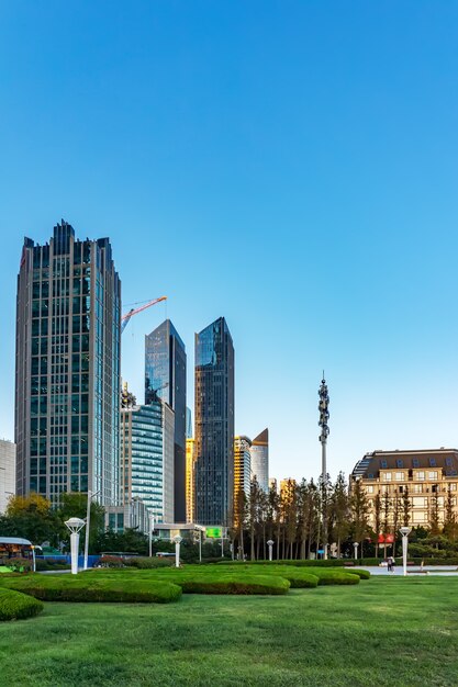 Paisaje de edificios de gran altura de la calle de la ciudad de Qingdao