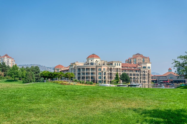 Paisaje con edificios residenciales de lujo y muelle de barcos al frente