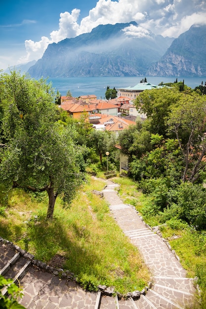 Paisaje con las escaleras que conducen a la pequeña aldea de Torbole, Lago de Garda, Italia