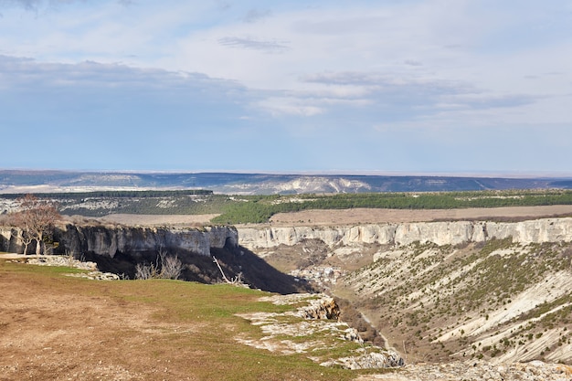 Paisaje: escarlata con cuestas y acantilados de piedra caliza en Crimea central