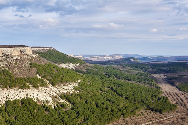 Paisaje: escarpada con cuestas y plantaciones forestales en Crimea central