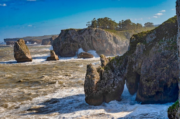 Paisaje y escarpados acantilados de la costa asturiana