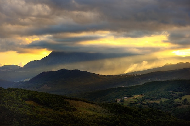 Paisaje escénico al atardecer de las montañas en Caselle en Pittari, región Campania, Italia