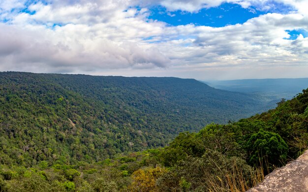 Paisaje escénico con bosque de montaña, Parque Nacional Khao Yai, Tailandia