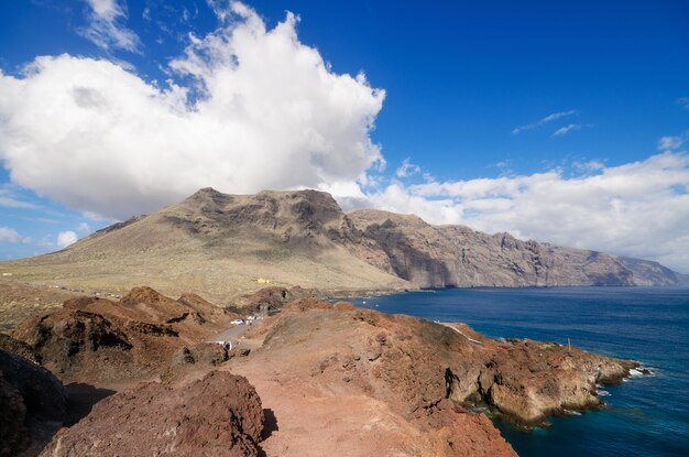 Foto paisaje escénico de la costa, punta de teno, tenerife canarias, españa.