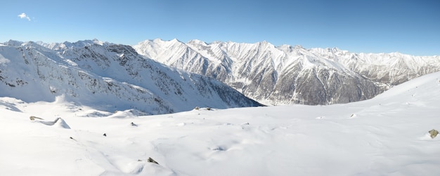 Paisaje escénico de invierno en los Alpes italianos con nieve.