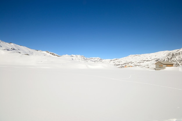 Paisaje escénico de invierno en los Alpes italianos con nieve.