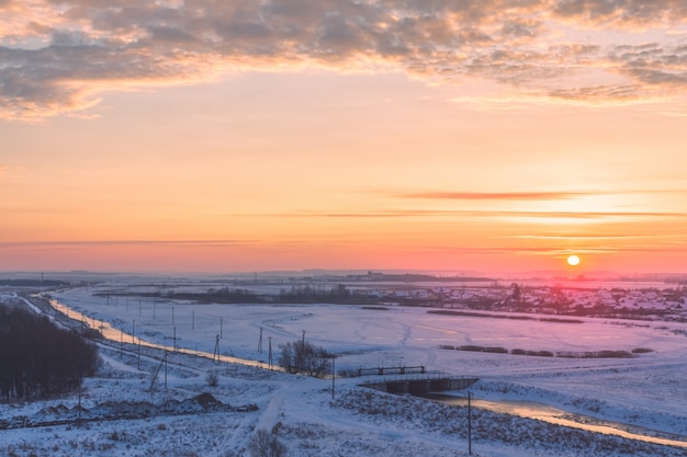 Paisaje escénico del invierno de la mañana