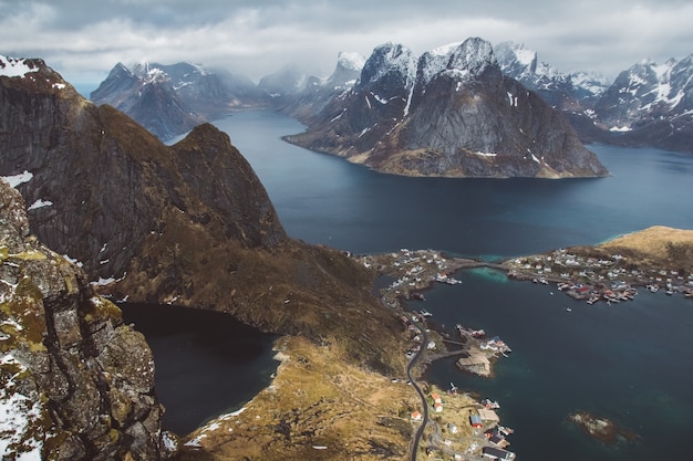 Paisaje escénico de las islas Lofoten: picos, lagos y casas. Pueblo de reine, rorbu, reinbringen