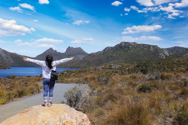 Paisaje escénico del lago Dove y las vistas de la montaña Cradle en Tasmania, Australia