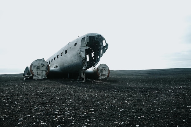 Paisaje con espacio de copia del avión estrellado en Islandia en la playa de Solheimasandur Moody ambient imagen de red social Viajar a Islandia concepto de viaje por carretera Copia espacio imagen visitar Islandia