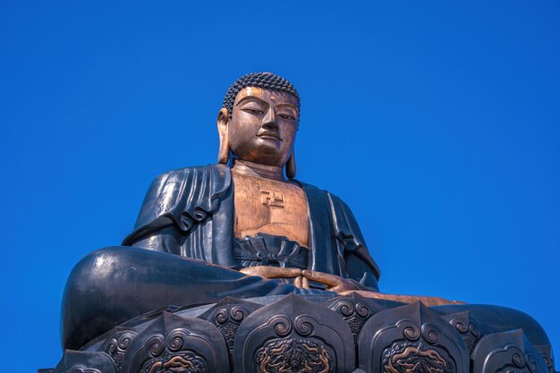 Foto paisaje con estatua de buda gigante en la cima del monte fansipan sapa región lao cai vietnam estatua de buda amitabha en la cima de fansipan el techo de indochina