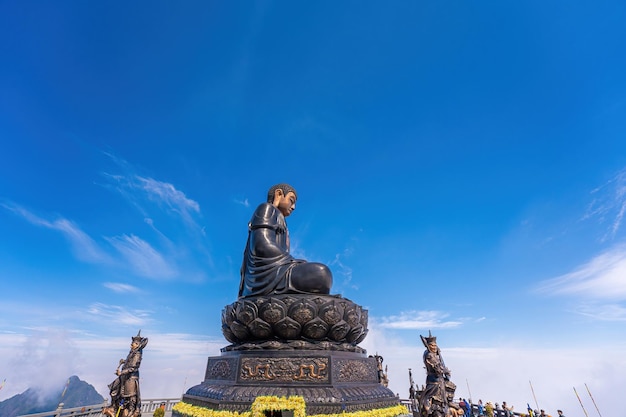 Foto paisaje con estatua de buda gigante en la cima del monte fansipan sapa región lao cai vietnam estatua de buda amitabha en la cima de fansipan el techo de indochina