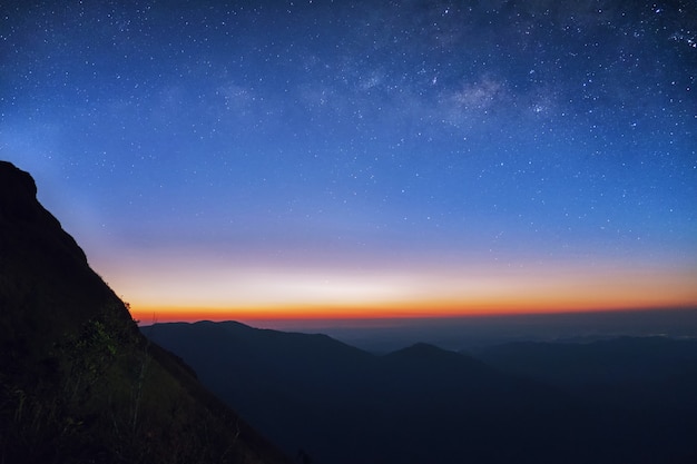 Paisaje estrella y el amanecer en la montaña