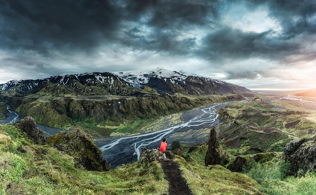 Paisaje de excursionista de pie en la parte superior del punto de vista de Valahnukur entre la montaña y el río en las Tierras Altas de Islandia