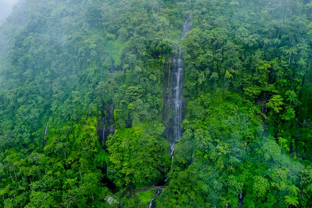 Paisaje exótico de cascada en la montaña Galunggung