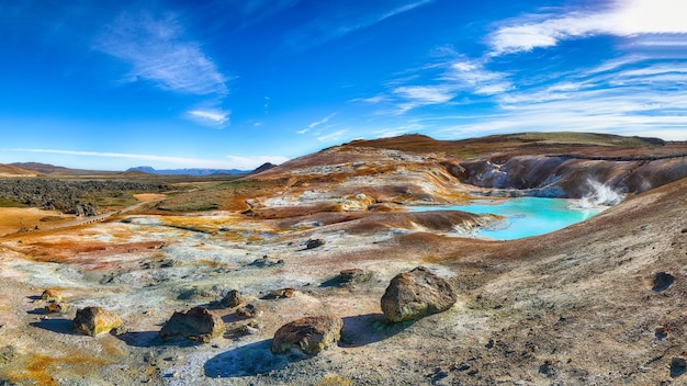 Paisaje exótico del lago caliente ácido con agua turquesa en el valle geotérmico Leirhnjukur