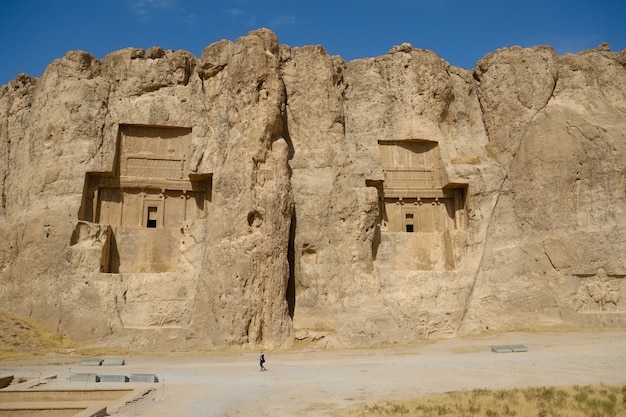 Foto paisaje del famoso monumento naqsh-e rustam en irán