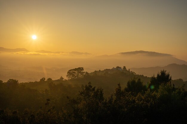 Foto un paisaje fantástico de una mañana temprana cuando la puesta de sol sobre la cordillera del distrito de bao loc de la provincia de lam dong, vietnam