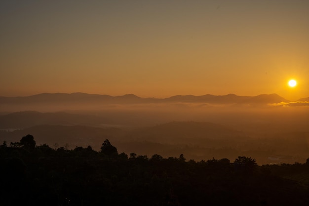 Un paisaje fantástico de una mañana temprana cuando la puesta de sol sobre la cordillera del distrito de Bao Loc de la provincia de Lam Dong, Vietnam