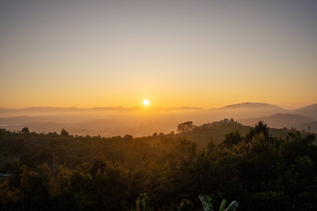 Un paisaje fantástico de una mañana temprana cuando la puesta de sol sobre la cordillera del distrito de Bao Loc de la provincia de Lam Dong, Vietnam