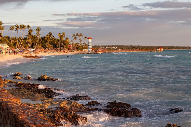 Foto paisaje del faro de bayahibe al atardecer, república dominicana