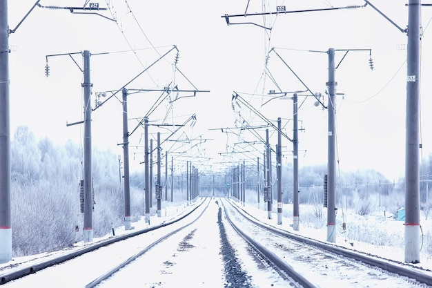 paisaje ferroviario de invierno, vista de los rieles y cables del ferrocarril, vía de entrega de invierno