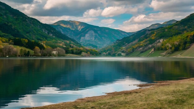 Foto paisaje del filzalmsee rodeado de colinas cubiertas de vegetación en austria