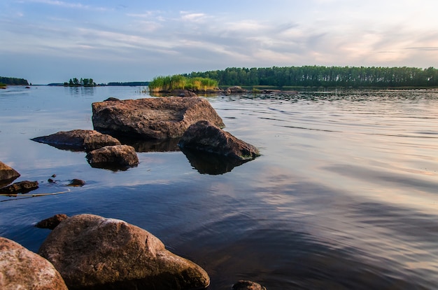 Paisaje finlandés en el lago