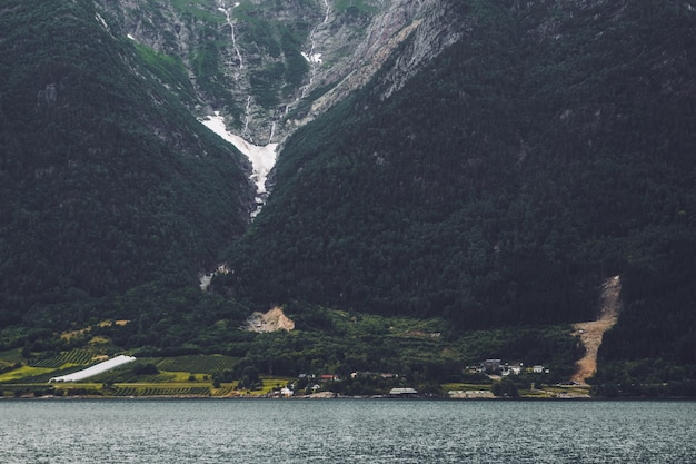 paisaje de fiordos en noruega