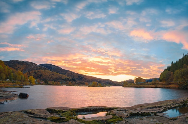 Paisaje de fiordos noruegos con puesta de sol en otoño