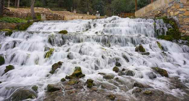 Paisaje fluvial de larga exposición durante el otoño