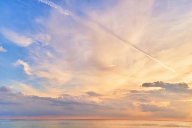 Paisaje de fondo de pantalla de cielo tranquilo y pacífico con nubes esponjosas y mar