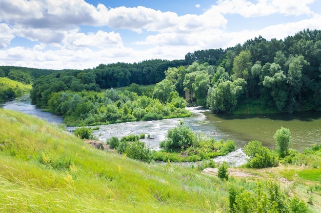 Paisaje fresco de verano de rocas y río Kurapovo en la región de Lipetsk