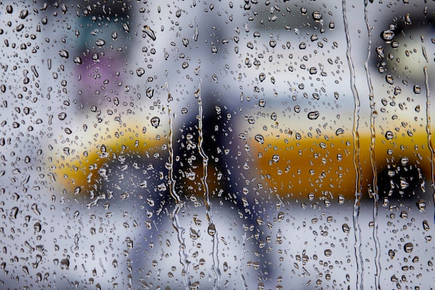 El paisaje fuera de la ventana en un día lluvioso