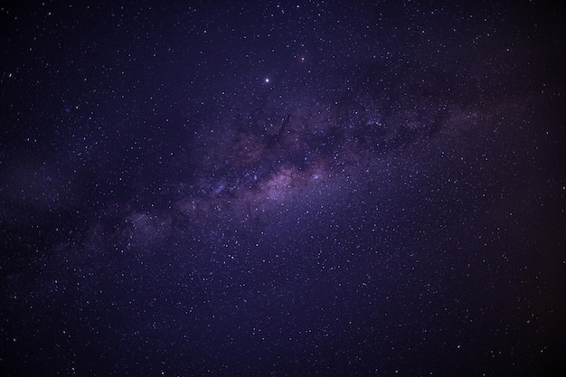 Paisaje con galaxia de la Vía Láctea. Cielo nocturno con estrellas. Paisaje con degradado azul violeta Vía Láctea