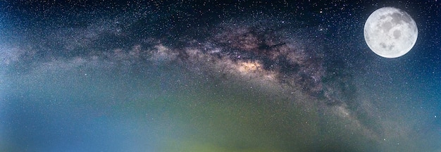 Paisaje con galaxia vía láctea y la luna llena. (elementos de esta imagen de luna amueblada.