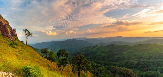 Foto paisaje de gama de pico de montaña.