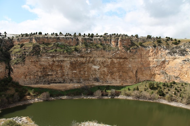 Paisaje de gargantas o cañón de montaña y debajo del río Duraton, Segovia, Castilla León, España